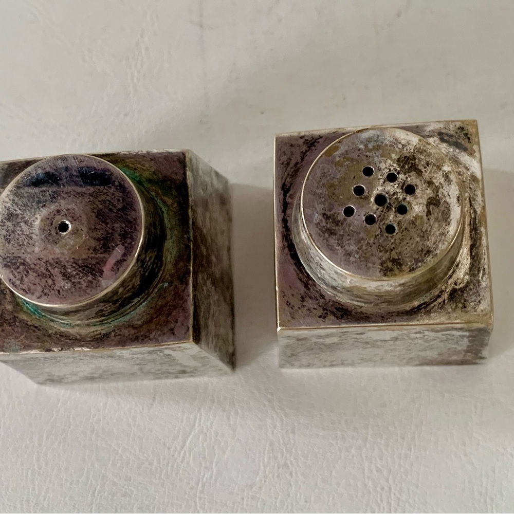 Vintage metal salt and pepper shakers 2” - Picture 7 of 9